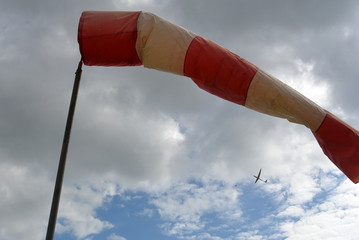 Windsack mit startendem Segelflugzeug