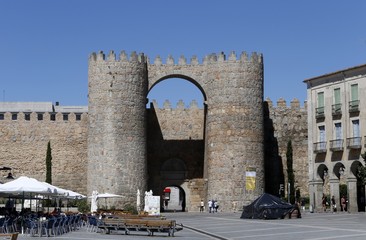 VISTA DE LA MURALLA DE ÁVILA,Puerta del Alcázar,  plaza de Santa Teresa.