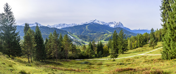 herbstliche Idylle im Werdenfelser Land mit Blick auf die verschneiten Berge des Wetterstein