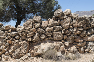 Trockensteinmauer bei der Kastellruine in Loutro, an der Südküste Kretas (bei Sfakia), Griechenland