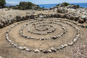 Fototapeta na wymiar Steinspirale bei der Kastellruine in Loutro, an der Südküste Kretas (bei Sfakia), Griechenland