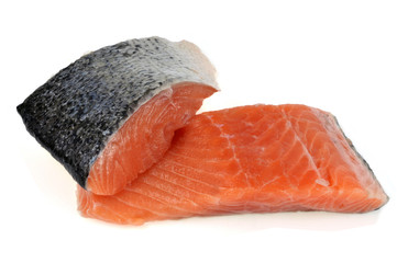 Pavés de saumon cru sur fond blanc