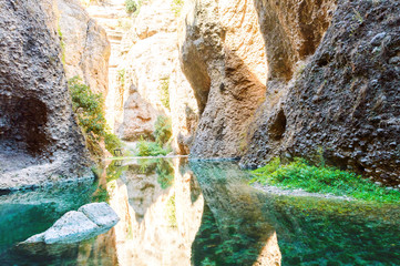 Arrollo de aguas turquesas entre paredes de piedra en Ronda