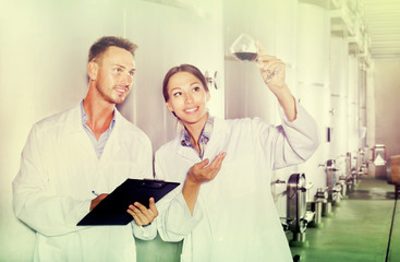 Obraz premium Man and woman employees on winery manufactory