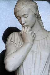 Statue d'une jeune femme pleurant. Cimetière de Vysehrad. Prague.