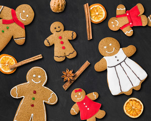 Lebkuchenfamilie auf Schiefertafel