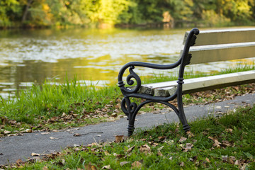 Fototapeta Romantyczna stara ławka w jesiennym parku, Wilanów, warszawa obraz
