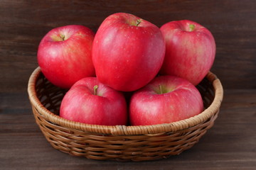 Fototapeta na wymiar Ripe fresh red apples in a basket