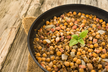 Zuppa ci ceci, lenticchie, cipolla e bacon 