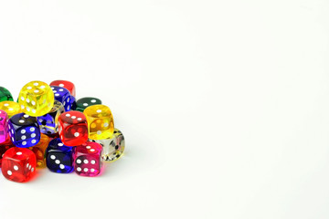 Bunte Spielwürfel vor weißem Hintergrund