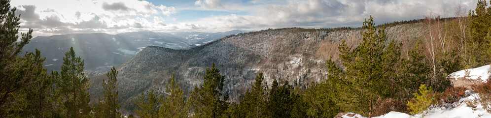 Fototapeta na wymiar Le Chalmont en hiver, montagne située en Alsace