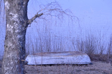 altes Boot am See im Herbst