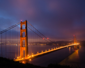 Fototapeta na wymiar Golden Gate Bridge at Dawn