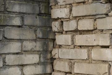 Старая кирпичная стена потемневшая от пыли