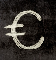 Значок евро белый мел чёрная доска.  Символ евро рисунок школьная доска