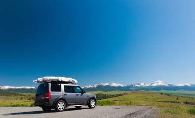 Fototapeta na wymiar SUV overlooking Cascade Mountain range