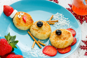 Funny snowman Christmas morning breakfast pancakes for kid © san_ta