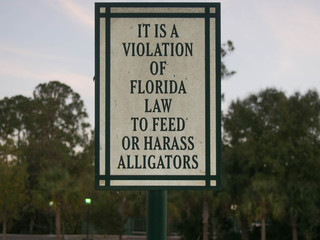 Dont Feed or Harass the Alligator Sign