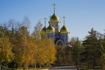 Христианский храм золотые купола. Православная...
