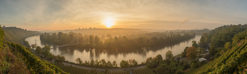 Sonnenaufgang in den Weibergen mit Hängebrücke im Neckartal bei Stuttgart
