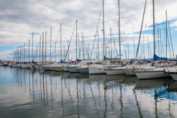 Jachty w rzędzie na przystani w Nettuno, Włochy