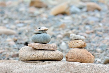 Galets posés en équilibre sur un rocher de la côte de Plougrescant en Bretagne