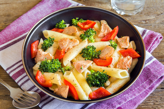 Penne pasta with chicken and vegetables