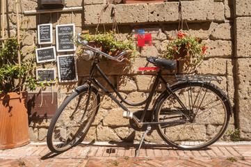 Fototapeta na wymiar old bike in front of a store
