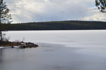 gefrorener See in Schweden
