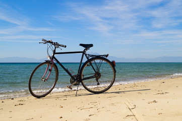 Fototapeta premium Silhouette of a bicycle and blue sky at the coast