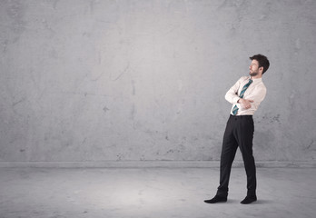 Obraz premium Young businessman standing confused