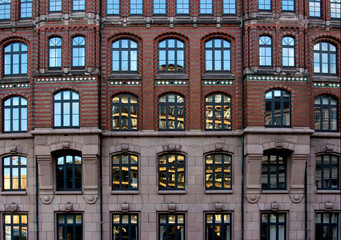 Fensterfront eines alten Gebäuides mit Spieglungen