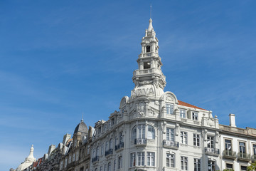 Fototapeta na wymiar Historisches Gebäude am Platz der Freiheit in Porto vor blauem Himmel
