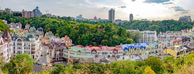 Foto op Plexiglas Uitzicht op moderne en oude gebouwen vanaf de Burchtheuvel of Zamkova Hora in Kiev, Oekraïne. Castle Hill is een historisch monument in het centrum van de stad. © sonatalitravel