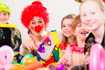 Obraz na płótnie Canvas Clown at children birthday party with kids