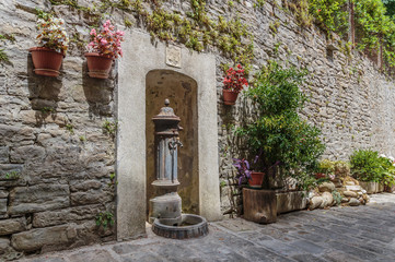 Fototapeta na wymiar street in the old town in Italy