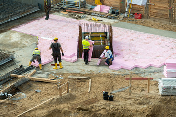 Arbeiter beim Eisenbiegen Fundamenterstellung