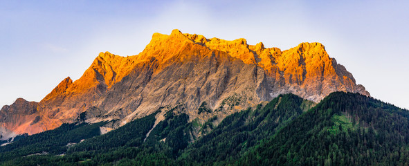 Panorama Zugspitzgruppe mit Alpenglühen bei Sonnenuntergang von Westen (Ehrwald) mit Gipfeln der...