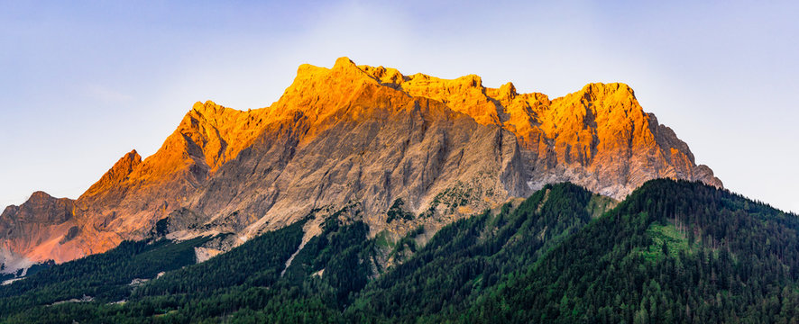 Panorama Zugspitzgruppe mit Alpenglühen bei Sonnenuntergang von Westen (Ehrwald) mit Gipfeln der Plattumrahmung