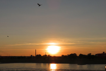 Sonnenuntergang am Fluss
