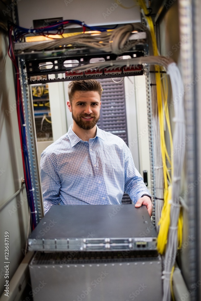 Aufkleber Technician removing server from rack mounted server
