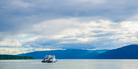Obraz premium Crossing the river