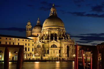 Fototapeta na wymiar Canal Grande mit Santa Maria della Salute bei Nacht | Venedig 