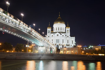 Fototapeta premium The Cathedral of Christ the Savior and Patriarch bridge in september night. Moscow, Russia