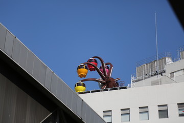 デパ－トの屋上の小さな観覧車