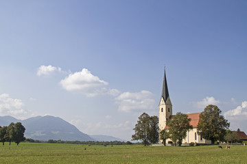 Fototapeta na wymiar Wallfahrtskirche St. Leonhard in Nußdorf am Inn