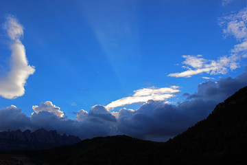 Cielo nublado al atardecer