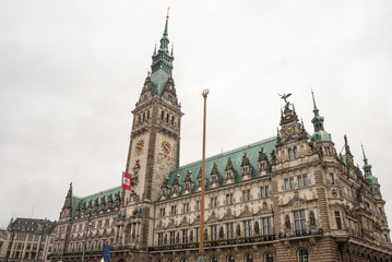 Fototapeta na wymiar Hamburg Rathaus in grauem Himmel