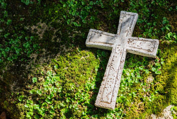 Friedhof Grab Kreuz als Trauerkarte