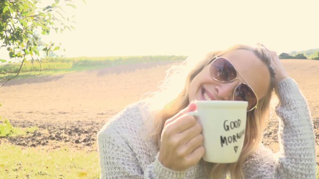 Frau mit Tasse mit Kaffee